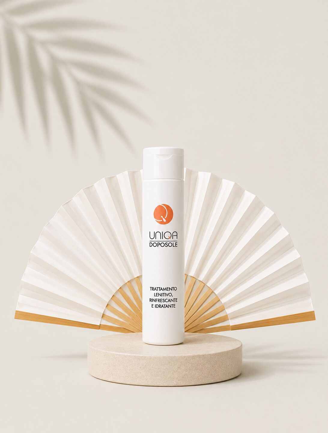 Composizione con UNIQA DOPOSOLE da 300mle, formula emulgel idratante, con un ventaflio bianco ed un ombra leggera.